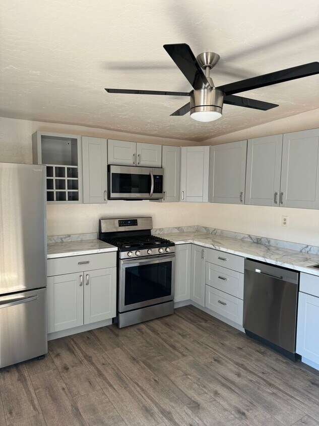 2066 Placer St Unit A, Redding, CA 96001 Room for Rent in Redding, CA