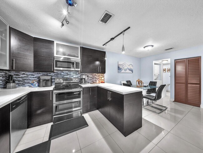 Foto del edificio - 2496 NW 99th Ave