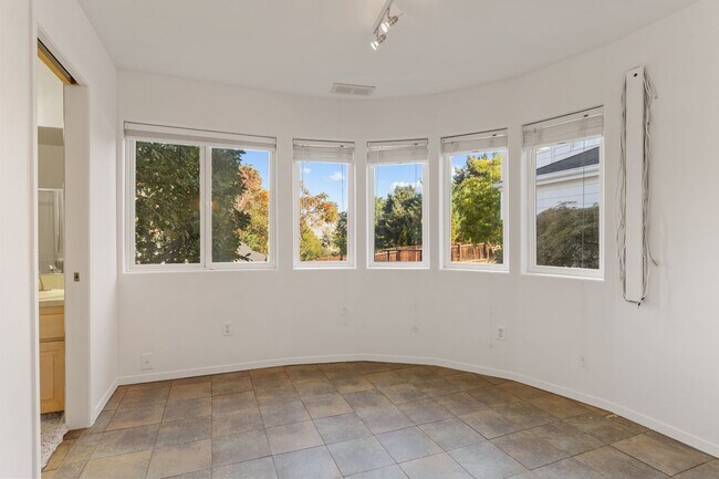 Foto del edificio - Beautiful 3 Bedroom 3 Bathroom Home With Stunning Views
