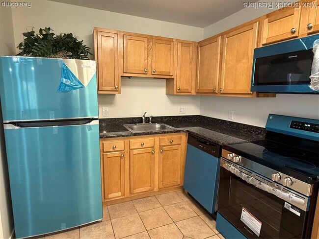 Building Photo - 6560 Ridgefield Cir