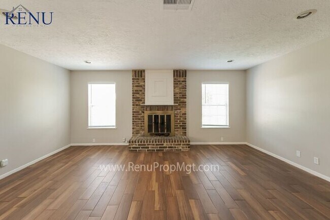 Foto del edificio - Now Available!