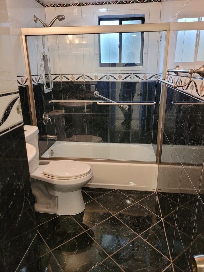 Baño de invitados - 8615 NW 8th St