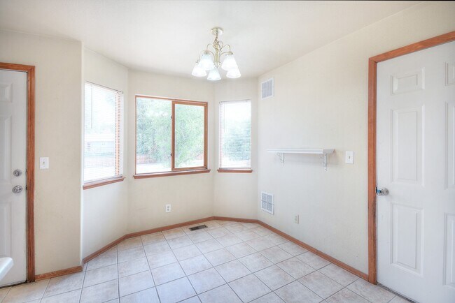 Foto del edificio - 2540 Lyncrest Dr