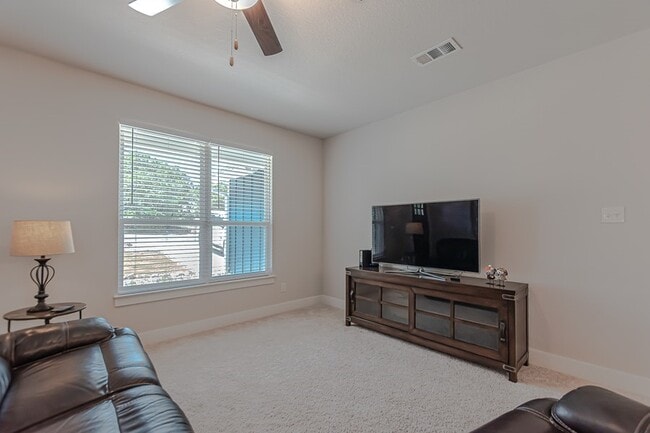 Building Photo - Charming Home In The Heart of Jonestown