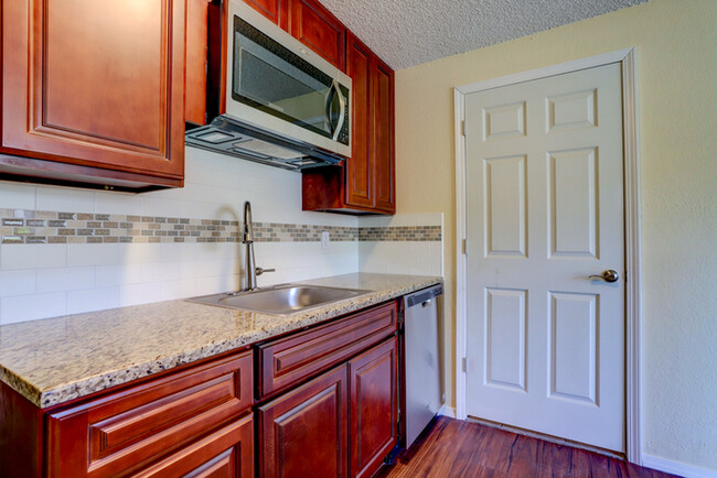 Building Photo - Spacious 2 Bed 1 Bath In Quiet Community