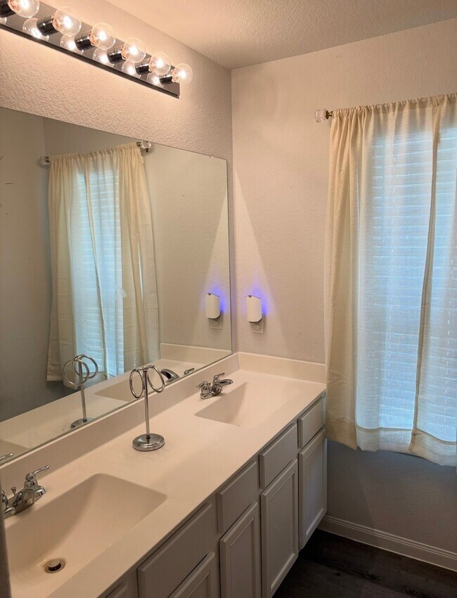 Building Photo - 17607 Desmond St