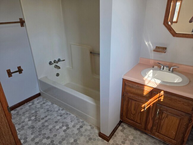 Building Photo - 3 Bedroom, 2 Bathroom House for Rent
