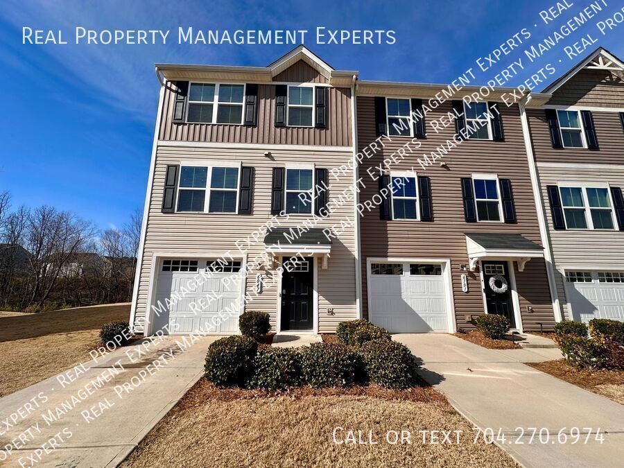 Foto principal - Charming 3BR/2BA townhouse in Charlotte