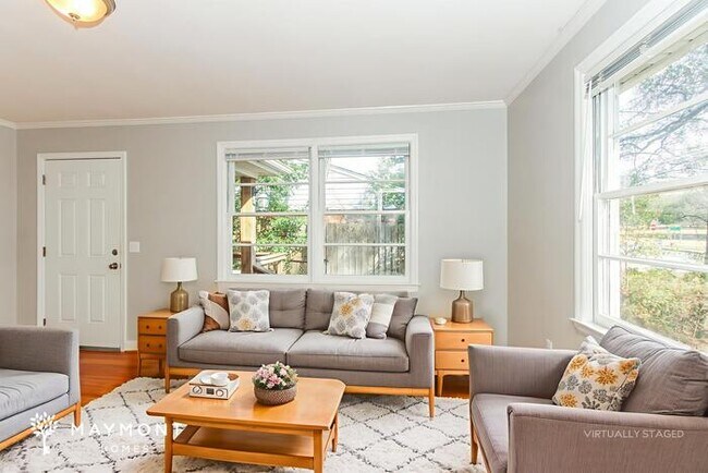 Building Photo - Comfortable Three-Bedroom Home