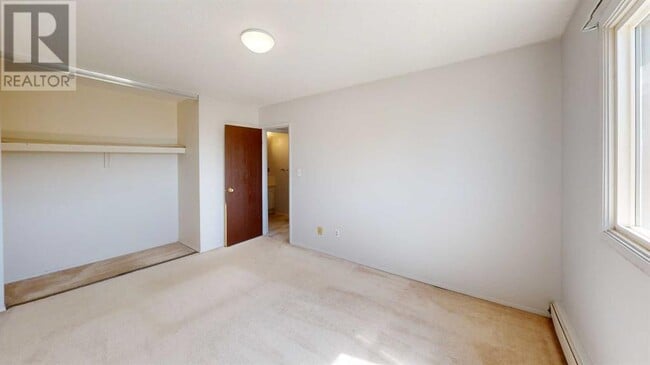 Building Photo - 9656-9656 Hillcrest Dr