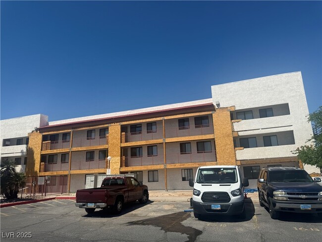 Building Photo - 1381 E University Ave.