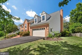 Building Photo - 8608 Oak Brook Ln