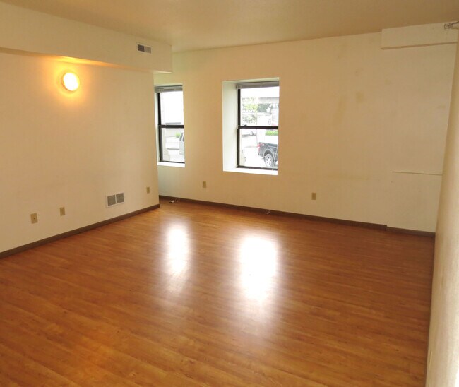 Building Photo - 200 S Linn St