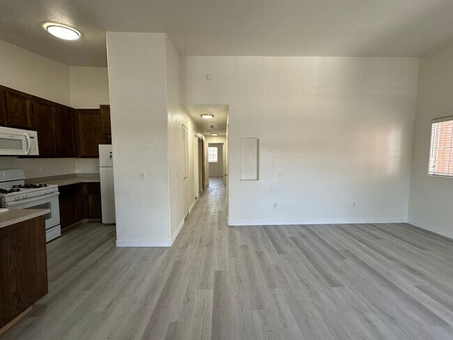 Foto del edificio - Hate carpet? There is no carpet here!
