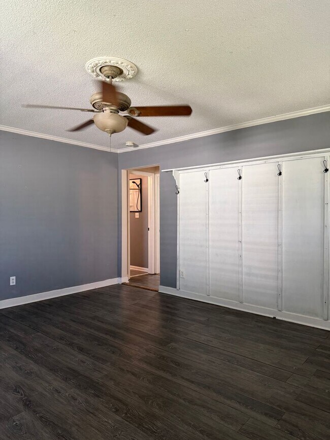 Foto del edificio - Charming 2-Bedroom Home with an Enclosed Sunroom & Peaceful Outdoor Living