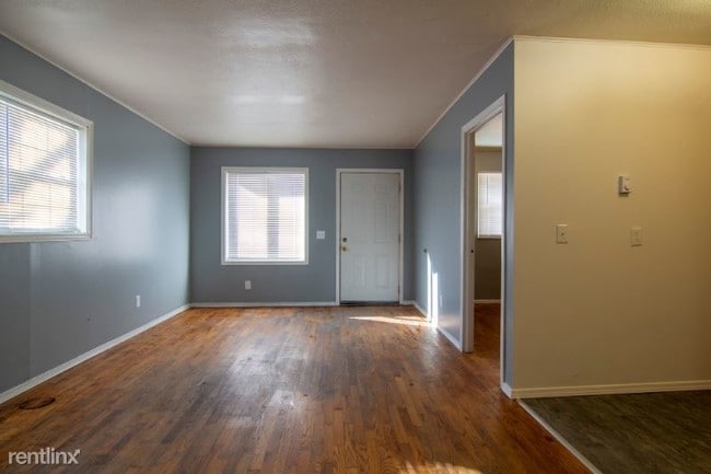 Building Photo - 2 br, 1 bath Apartment - 3117 S Nebraska St