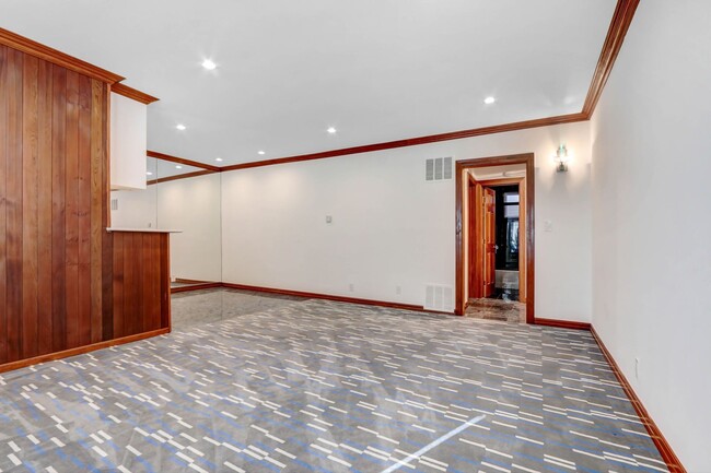 Building Photo - 807 5th St