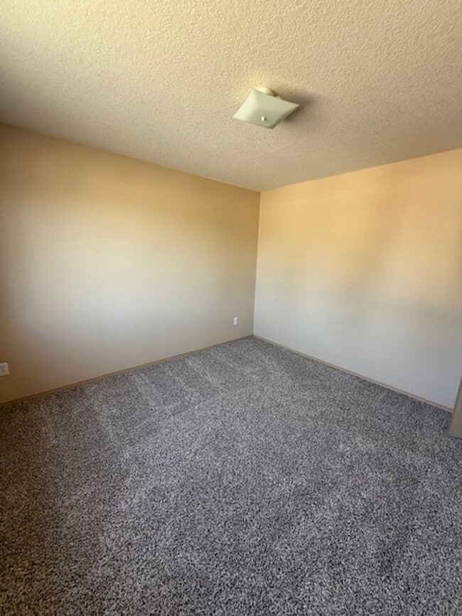 Building Photo - 3 Bedroom House for Rent