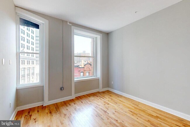 Foto del edificio - 100 W Lexington St
