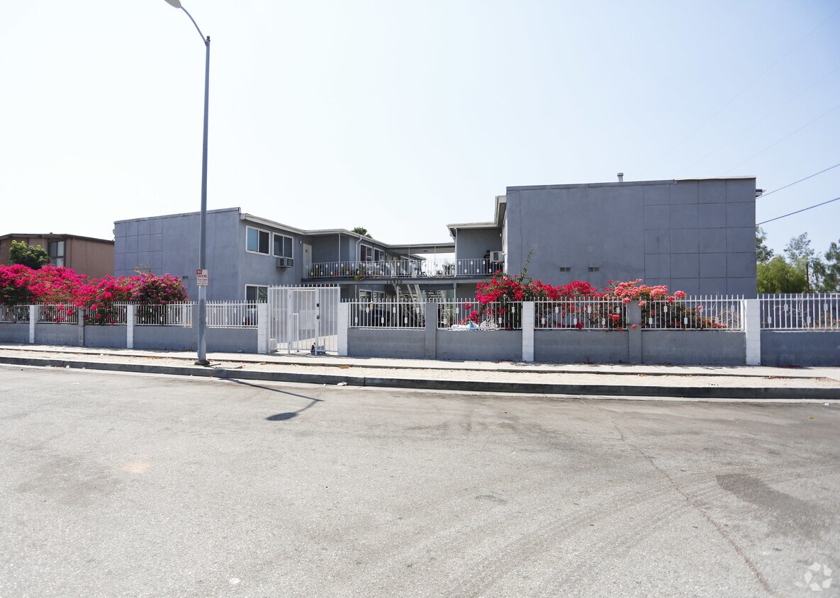 Building - 12510 Saticoy St