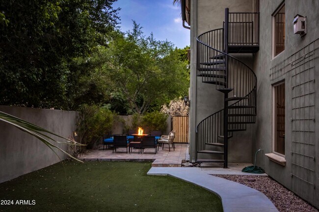 Foto del edificio - 336 E Orangewood Ave