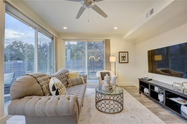 Building Photo - 604 N Bluff Dr