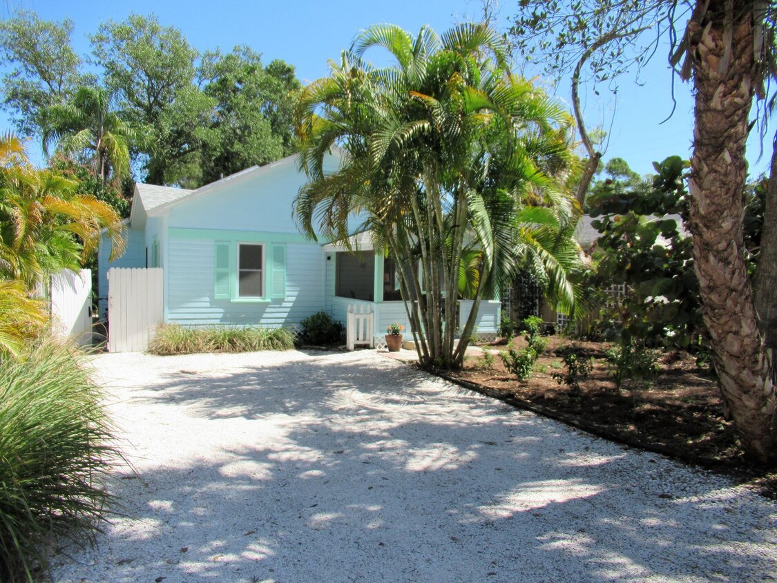 Primary Photo - Gulfport Furnished Cottage - 2/2 Updated/R...