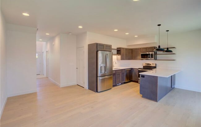 Building Photo - Townhouse 911