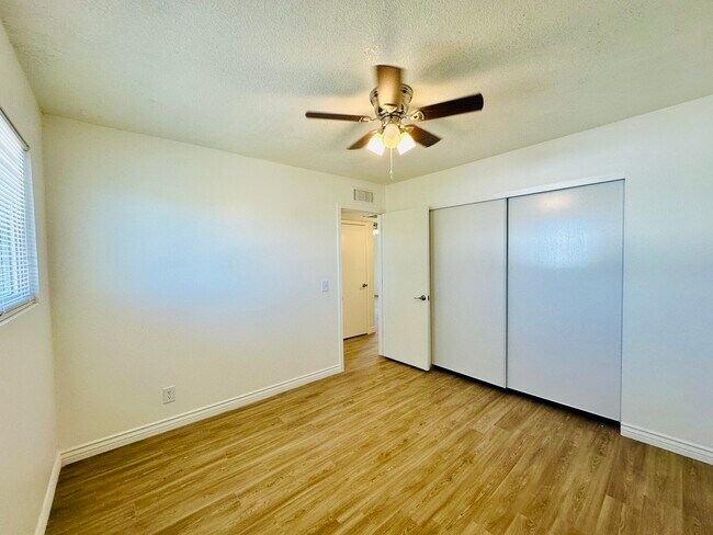 Building Photo - 4424 Bellevue Newly Renovated Apartments w...