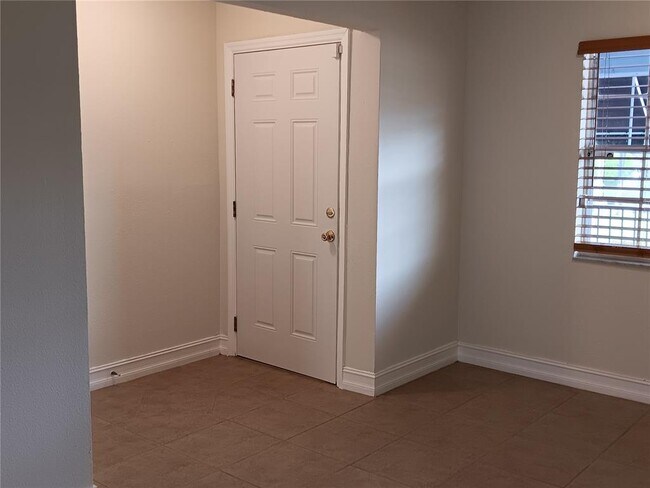 Building Photo - 200 Country Club Dr