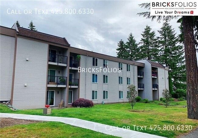 Building Photo - Prime Bellevue Condo, conveniently located...