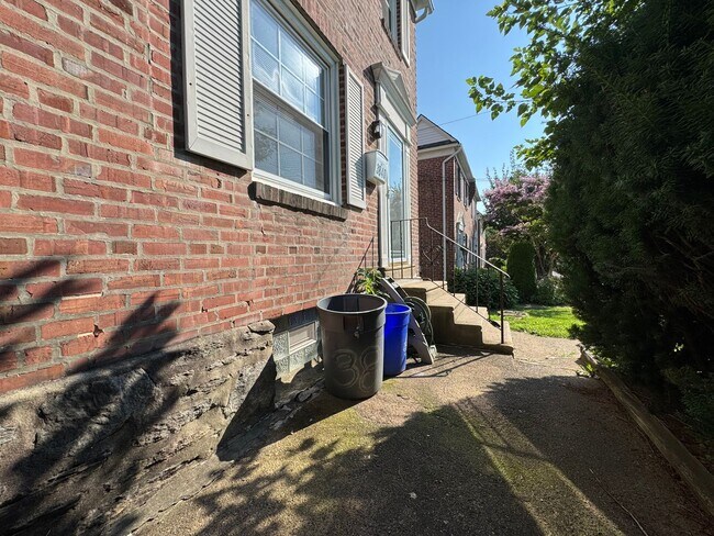 Building Photo - Lovely 3-Bedroom Townhouse in Drexel Hill!...