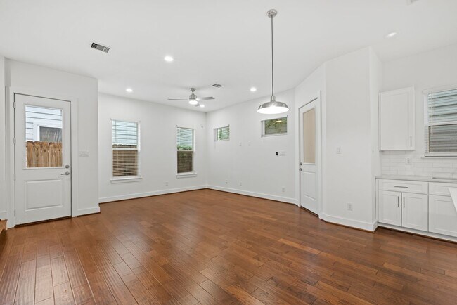 Foto del edificio - Charming 2-story home in a private Community!