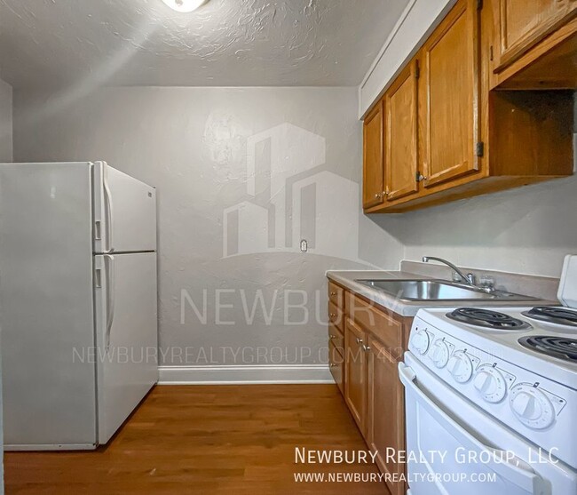 Building Photo - Discover Urban Tranquility: 2-Bedroom Gem ...