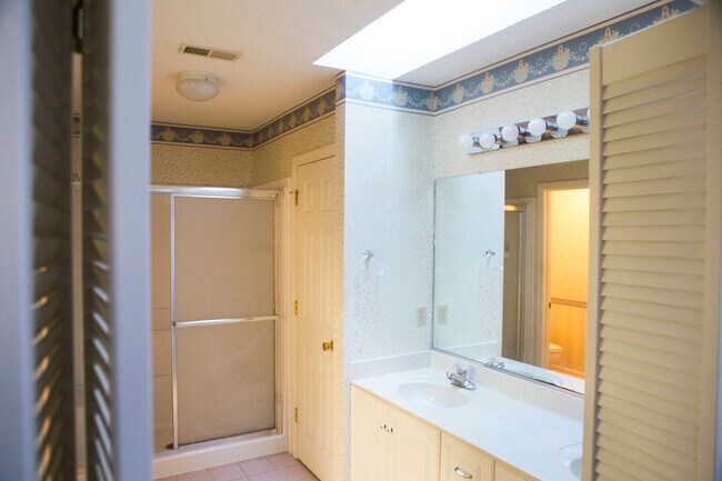 Building Photo - 107 Thistle Knoll Ct