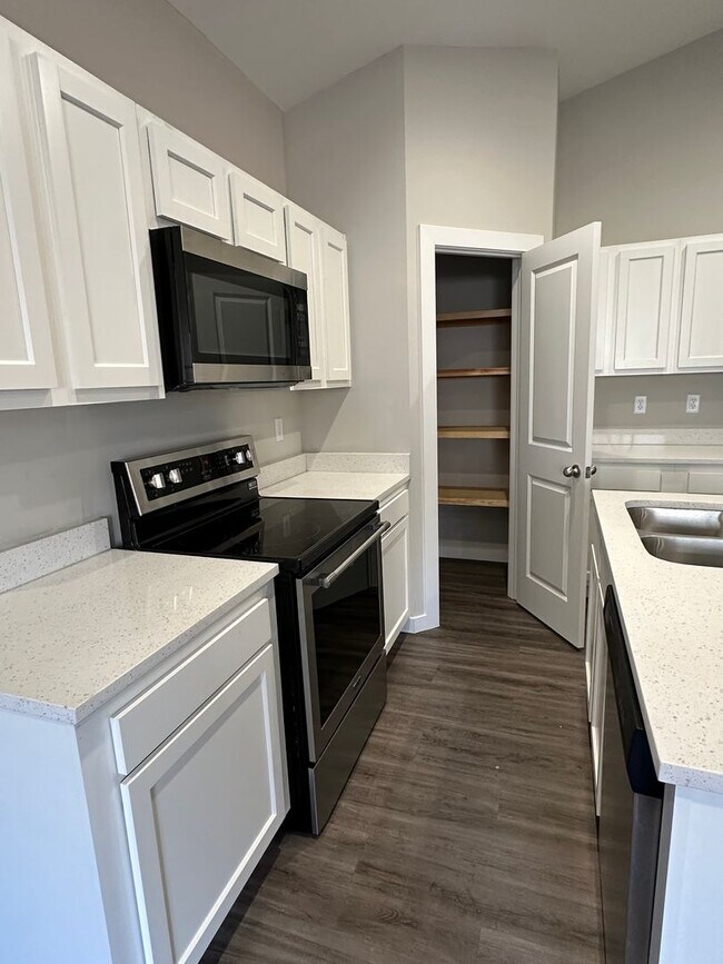 Foto del edificio - Duplex with 2 Car Garage near Goddard- Fir...