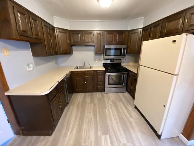 Building Photo - 5 Dorset Dr