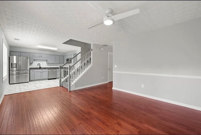 Foto del edificio - "Charming 3-Bed Townhouse with Hardwood Fl...