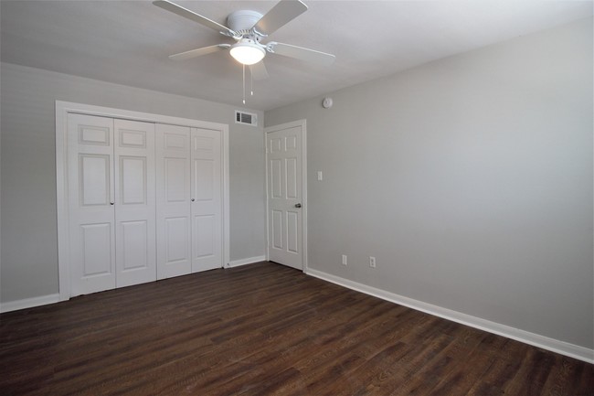 Bedroom - The Oaks at Nassau Bay