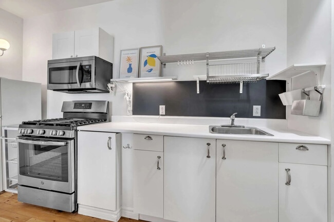 Building Photo - 208 Clarence St