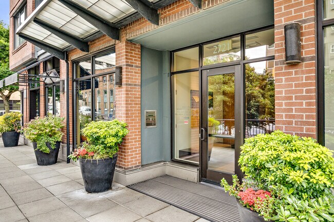 Foto del edificio - 2721 1st Ave