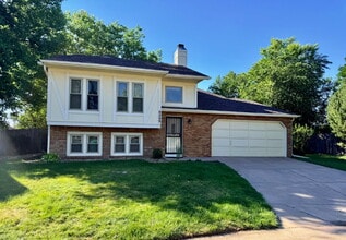 Building Photo - Charming Split-Level Oasis on a Quiet Cul-de-Sac Backing to Greenspace. New Carpet, New Paint and...