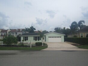 Building Photo - 736 Cadiz Rd