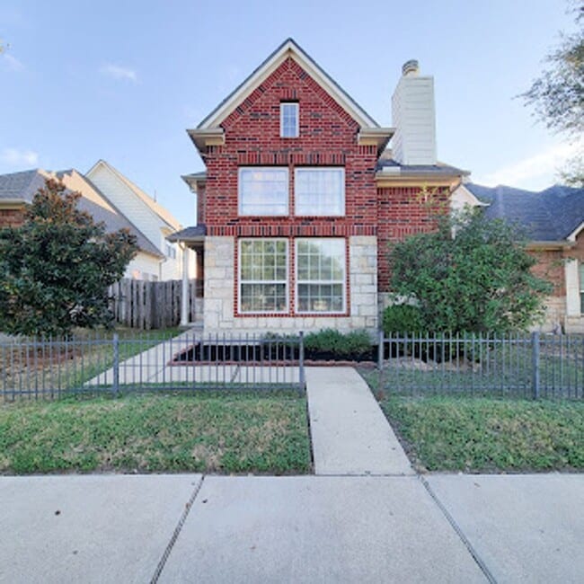 Building Photo - Gorgeous Large Floorplan with High Ceilings!