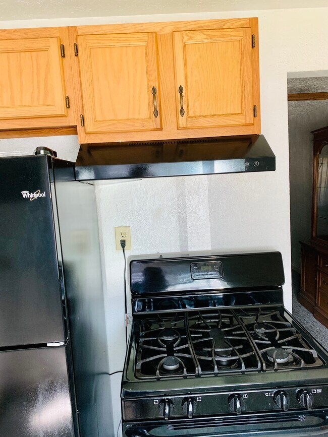 Full Kitchen cooking range - 23930 Banbury Cir