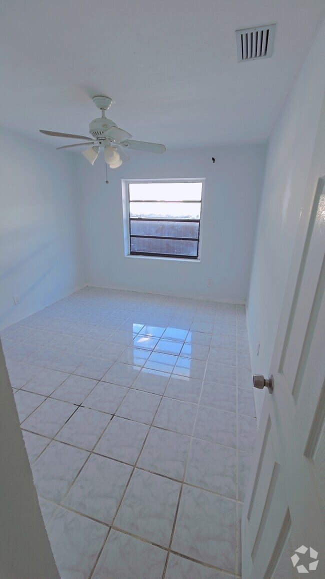 Building Photo - 1305 NE 146th St