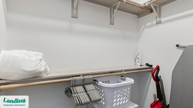 Foto del edificio - 8220 Horseman Rd