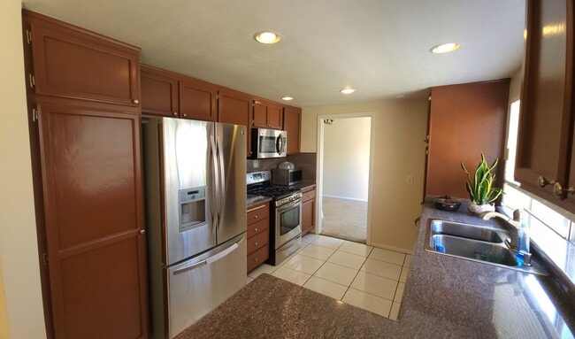 Building Photo - Amazing 2 story 4 bedroom home in Simi Valley with easy convenience to the freeway!