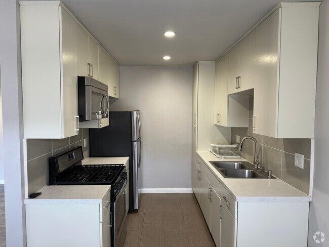 Building Photo - 1547 Saltair S Ave