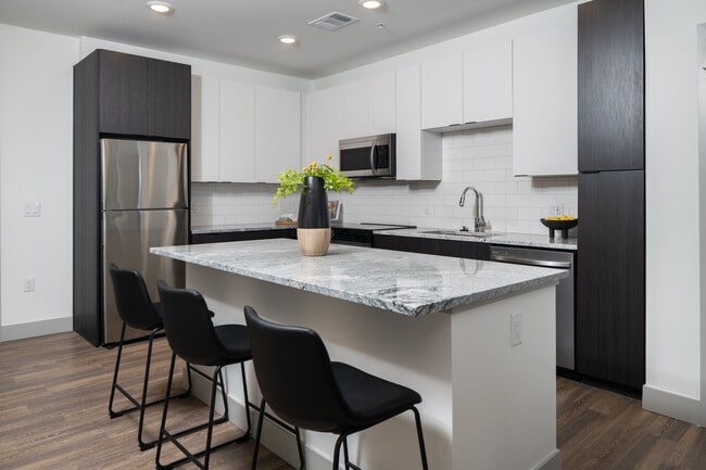 Building Photo - Legacy Metro 525